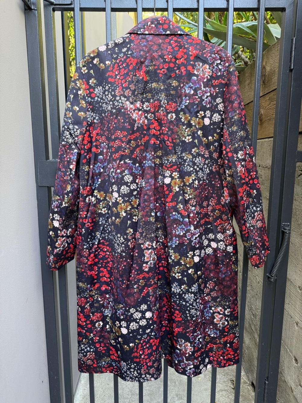 Dries Van Noten Navy Floral Print coat. Slit pockets/open front. - Picture 4 of 10